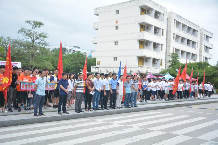 信息工程系学生积极参与第五届爱心节启动仪式暨“奔跑吧湄宝”校园环校跑活动