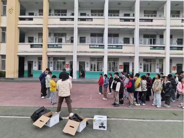 来枫林小学体验大疆机甲大师啦