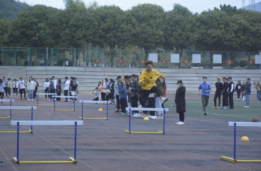 激情拼搏，奋勇向前——信息工程系荣获新生素质拓展迎面接力跨栏第四名