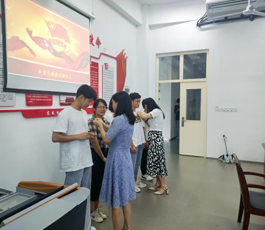 信息工程系党总支毕业生党员教育活动之“青春无问西东，奋斗自成芳华”