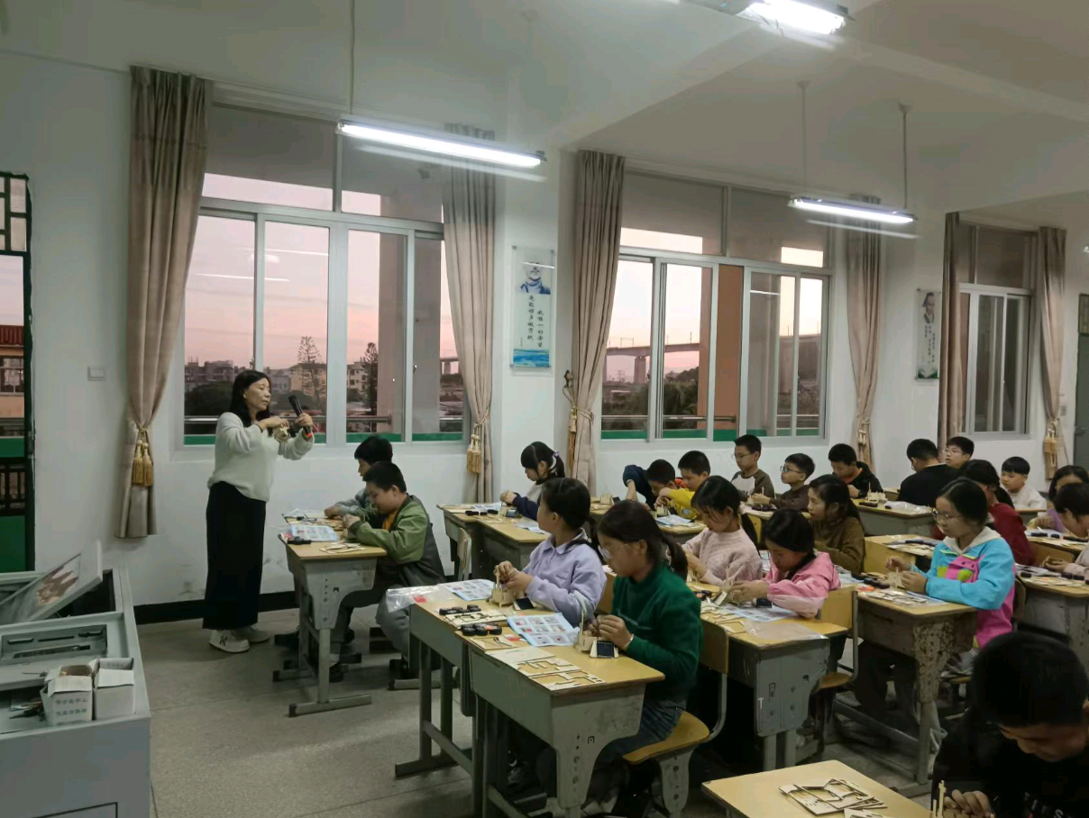 枫林小学科技小制作活动：小小工匠携手打造“未来火星车”