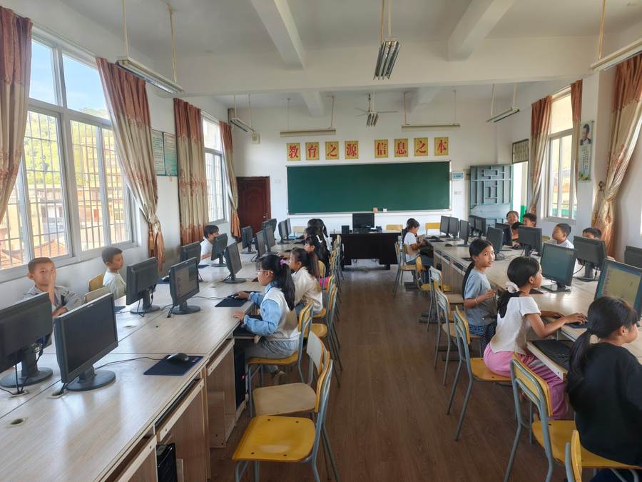 机房内学生为角色设计造型与台词