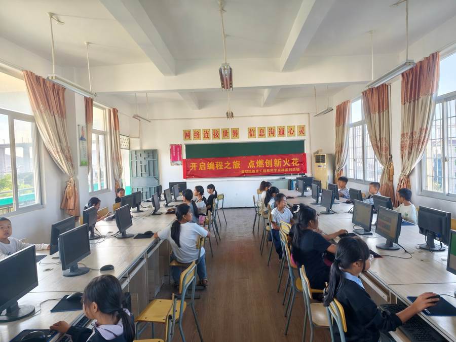 枫林小学机房内,四年级学生第三次迎来Scratch编程课外辅导
