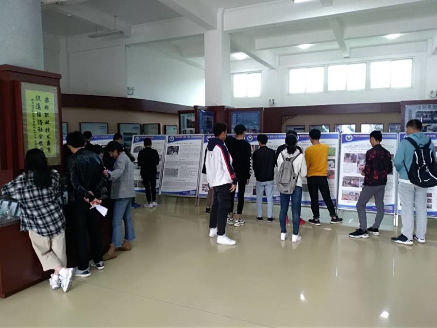 信息工程系组织学生参观预防毒品展
